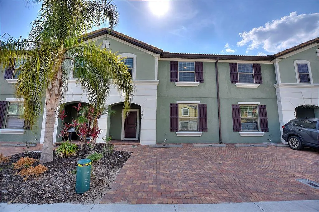 5 bed, 4.5 bath, 2265 sqft, $3,900 — Photo 2