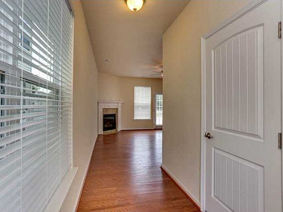 3rd image of 717 Valentine Ln