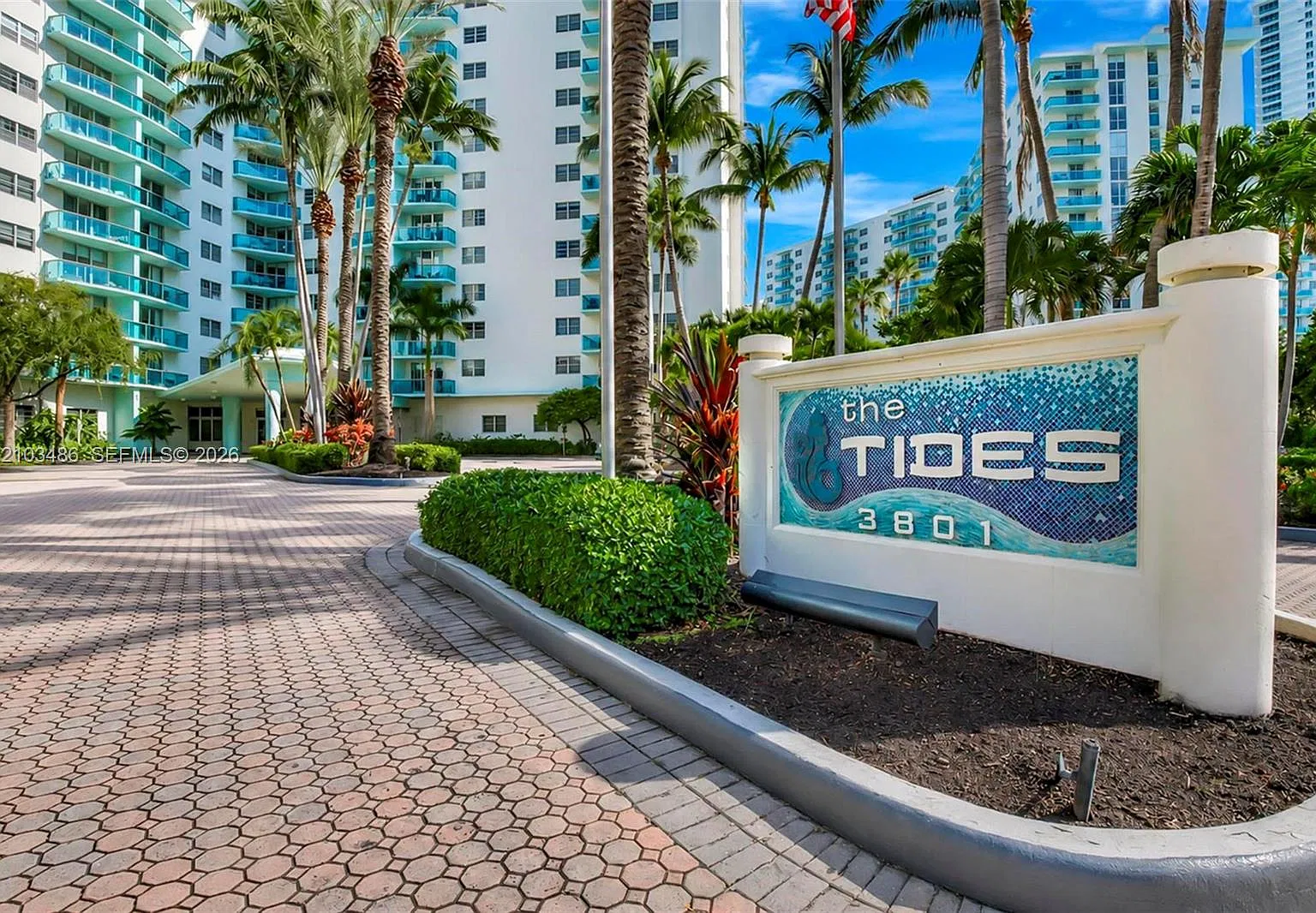 Tides On Hollywood Beach — Photo 1