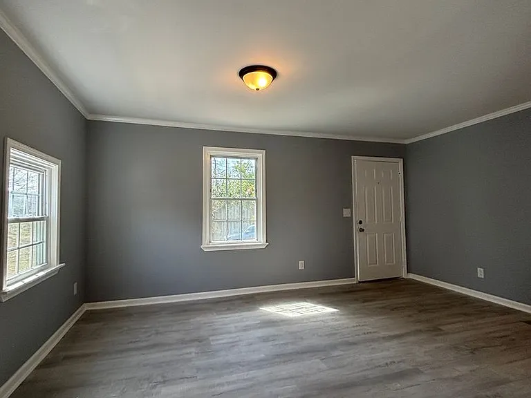 186 Home St — Photo 3