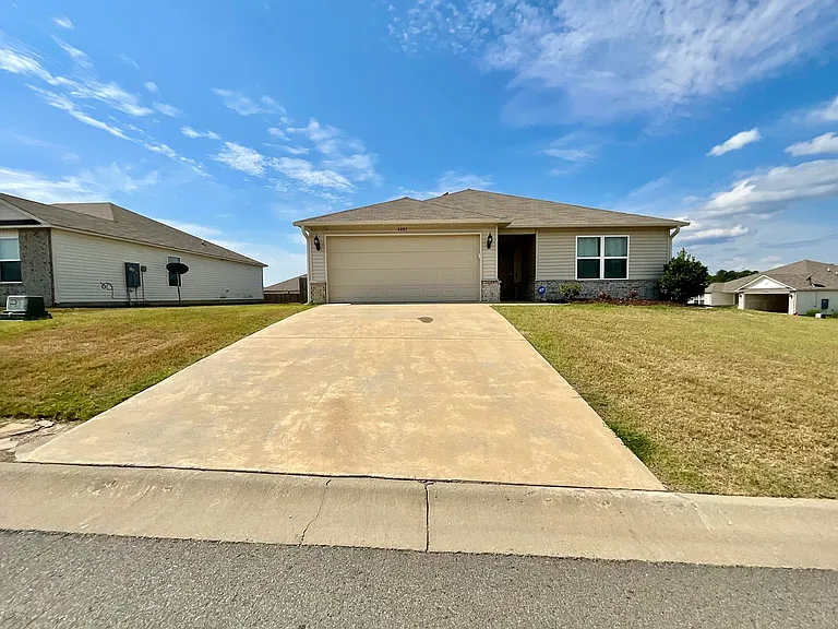 4401 Olympic Dr — Photo 2