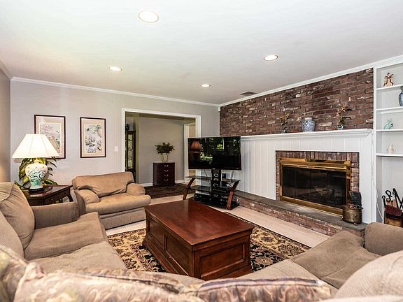 3rd image of 1 Laurel Ct
