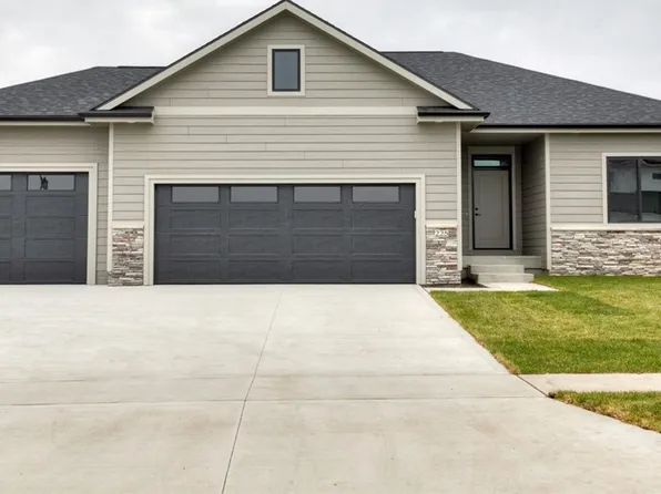 225 Creekside Dr SW, Bondurant, IA 50035