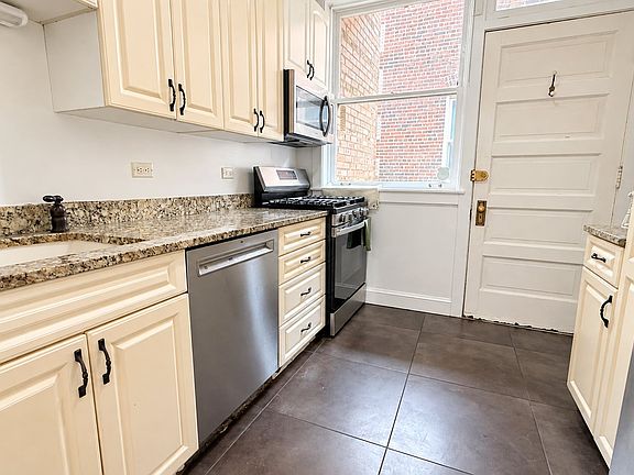 5th image of 2311 N Commonwealth Ave APT 3W