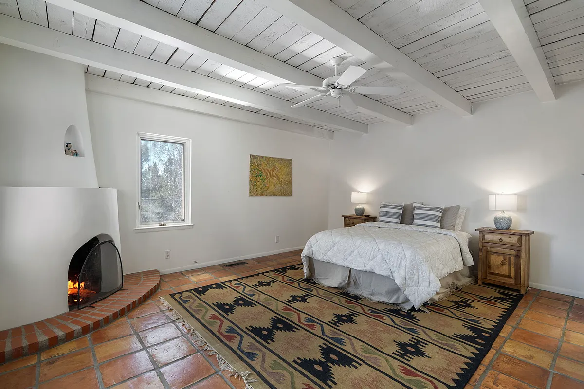 Primary Bedroom / Queen Bed - 740 Descanso Rd
