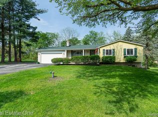 3958 Hedgerow Ln, Rochester, MI 48306
