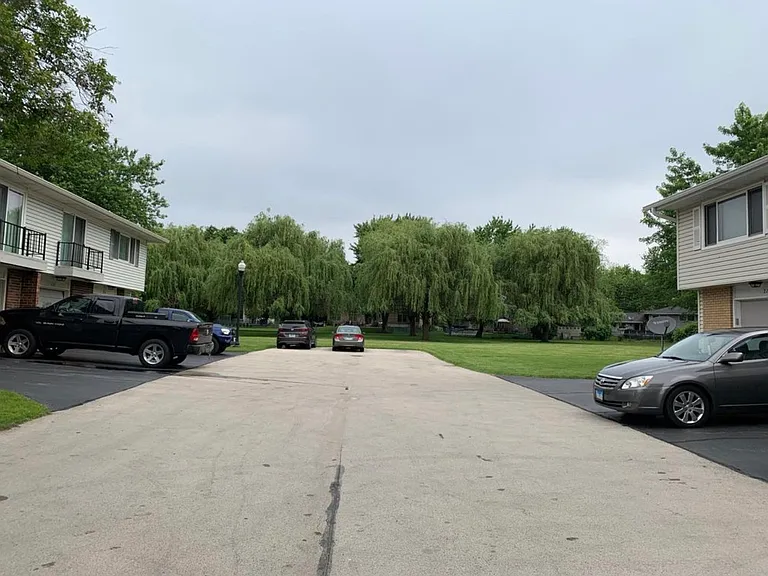 225 Wapoos Ct — Photo 1