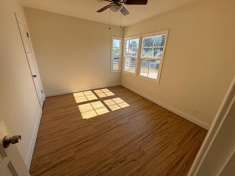 764 W Flora St — Photo 11