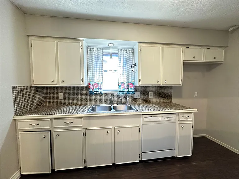 2114 Saint Charles Dr — Photo 7