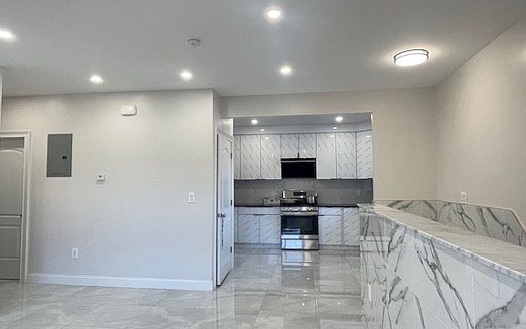 3rd image of 3221 Oxford Ave #2