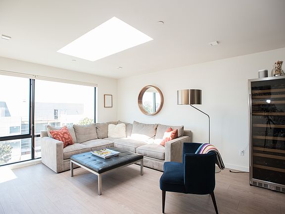 5th image of 2353 Lombard St APT 405