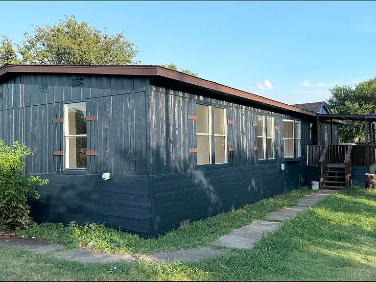 111 King Rd — Photo 1