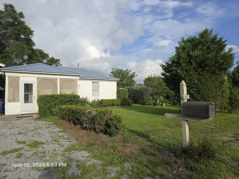 1200 Clay Ave — Photo 1