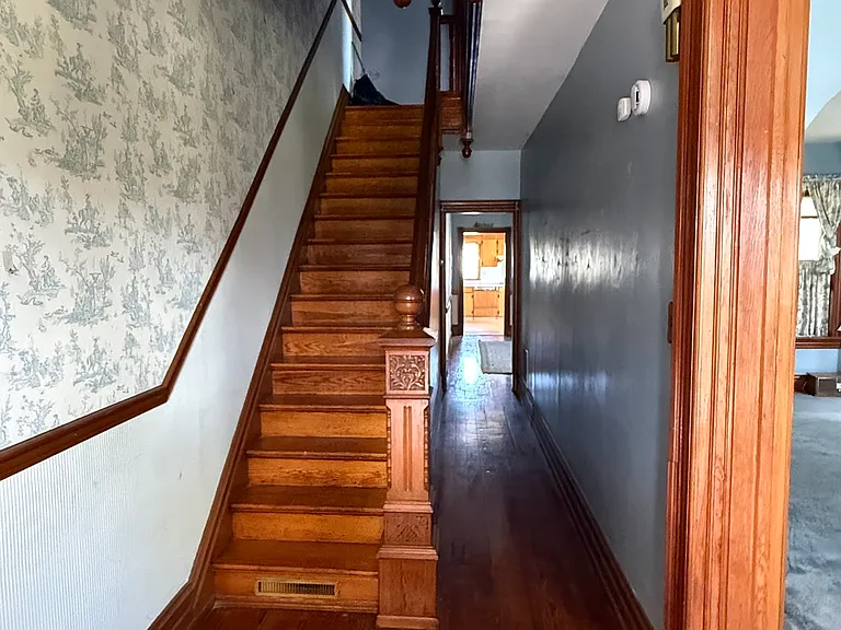 305 E 21st St — Photo 9