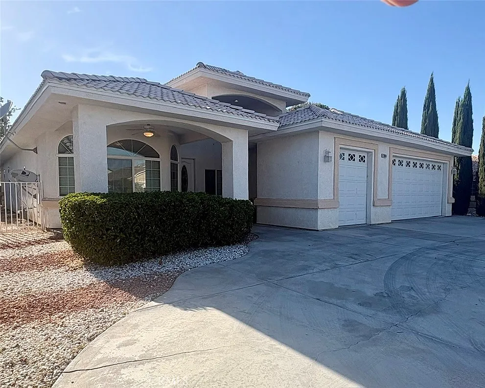 3 bed, 2553 sqft, $2,400 — Photo 1