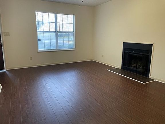 3rd image of 8 Wooddale Dr APT A