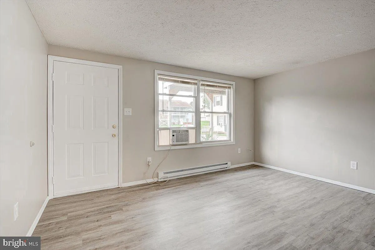 2 bed, 1.0 bath, 900 sqft, $1,195 — Photo 3