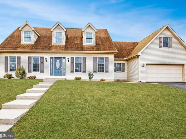 100 Balsam Dr, Douglassville, PA 19518