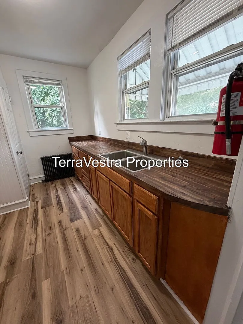 424 W Broad Street — Photo 1