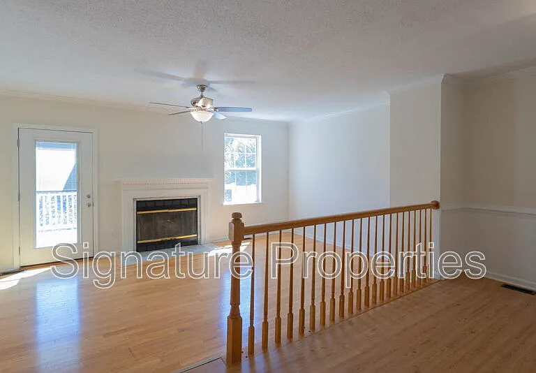 405 Lakeview Ct — Photo 11