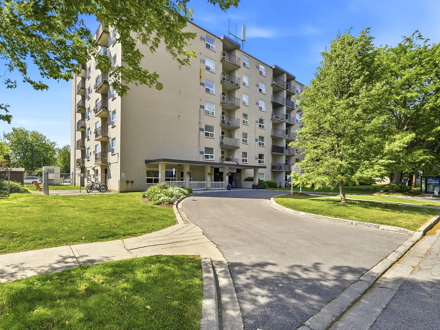 Linden Tower Apartments — Photo 3