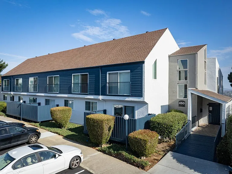 Quality Landscaping | Summit at Sausalito | Luxury Apartments at Sausalito