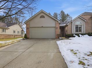 210 Sisu Knoll Dr, Brighton, MI 48116
