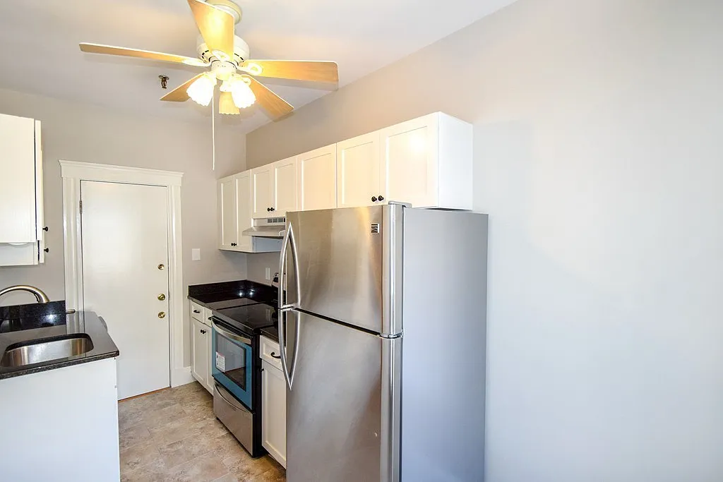 3 bed, 999 sqft, $4,900 — Photo 3