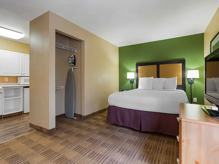 Deluxe Studio - 1 Queen Bed