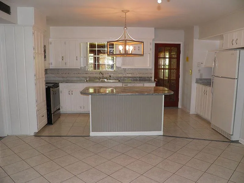 Large eat in area in kitchen. - 212 Priscilla Dr