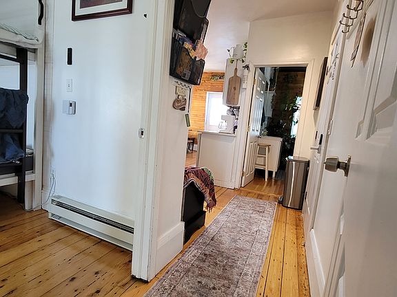 4th image of 134-136 Lexington St #3