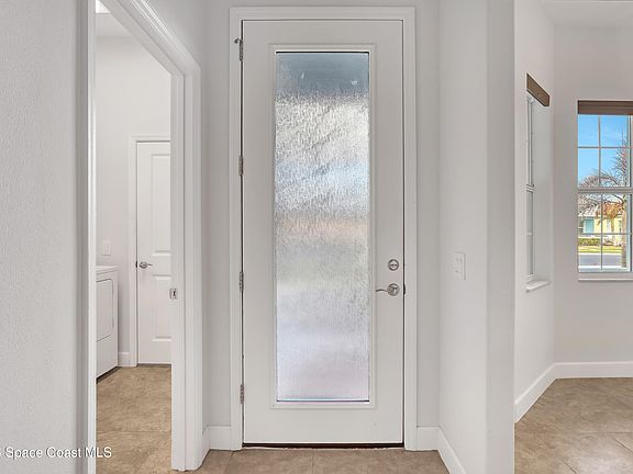 5th image of 475 Lorelei Ave