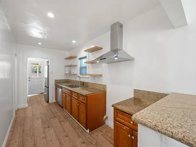 1418 W 69th St — Photo 12