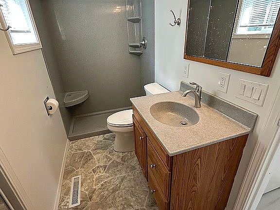 Bathroom w/walk in shower
