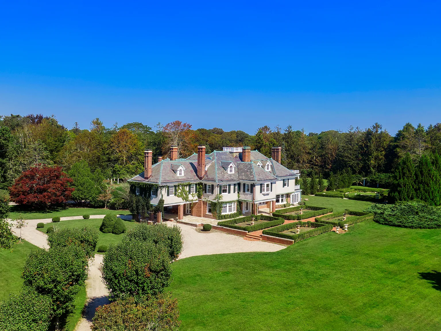 Spacious Quogue Estate Summer Rental — Photo 4