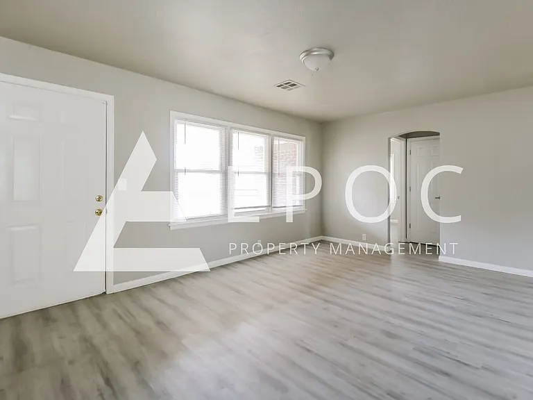 104 Pine Ave — Photo 8