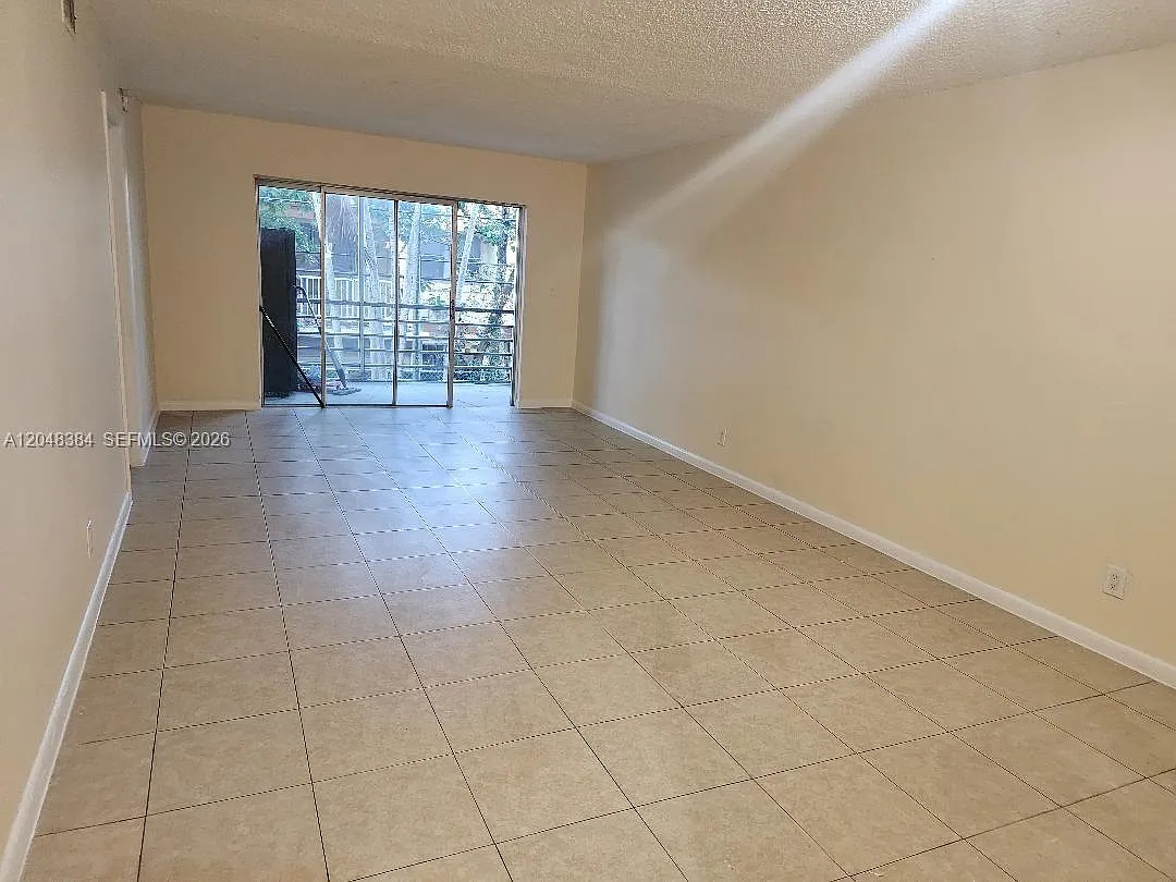 La Salle Park Condo — Photo 2