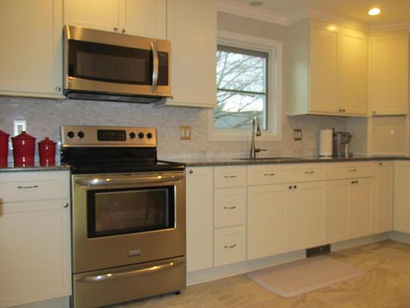 3rd image of 3662 Burgoyne Ave