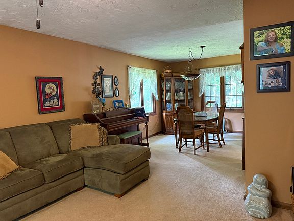 5th image of 28 Crestview Dr