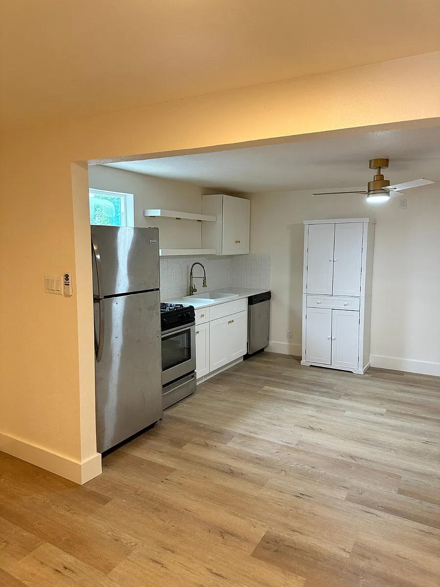 Building Photo - 410 Randall St #9