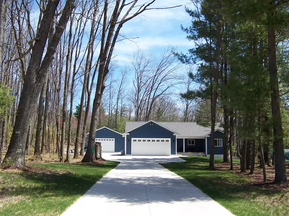 11889 Majestic Hills Ct, Roscommon, MI 48653