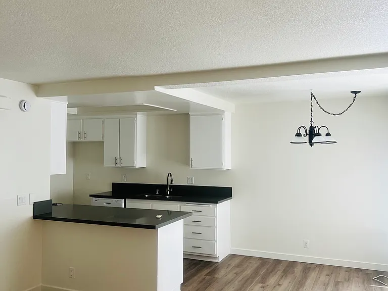 1210 S Sharon Cir #15 — Photo 3