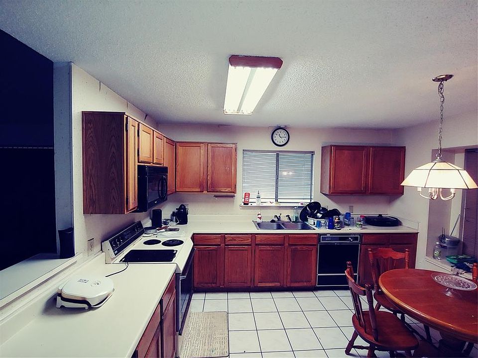 2nd image of 608 Perry Ct
