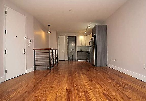 5th image of 114 Jefferson Ave APT 1R