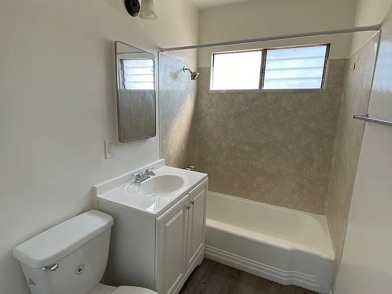 Royal Palms Apartments — Photo 4