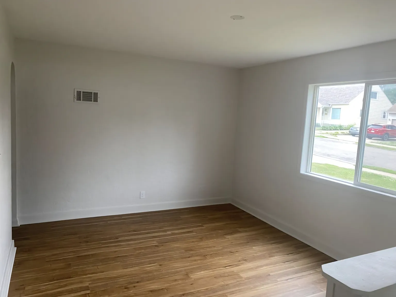 5 bed, 1944 sqft, $2,300 — Photo 3