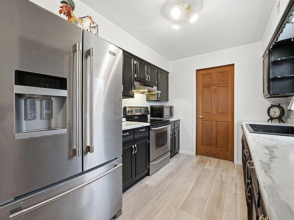 4th image of 1221 Roosevelt Ave