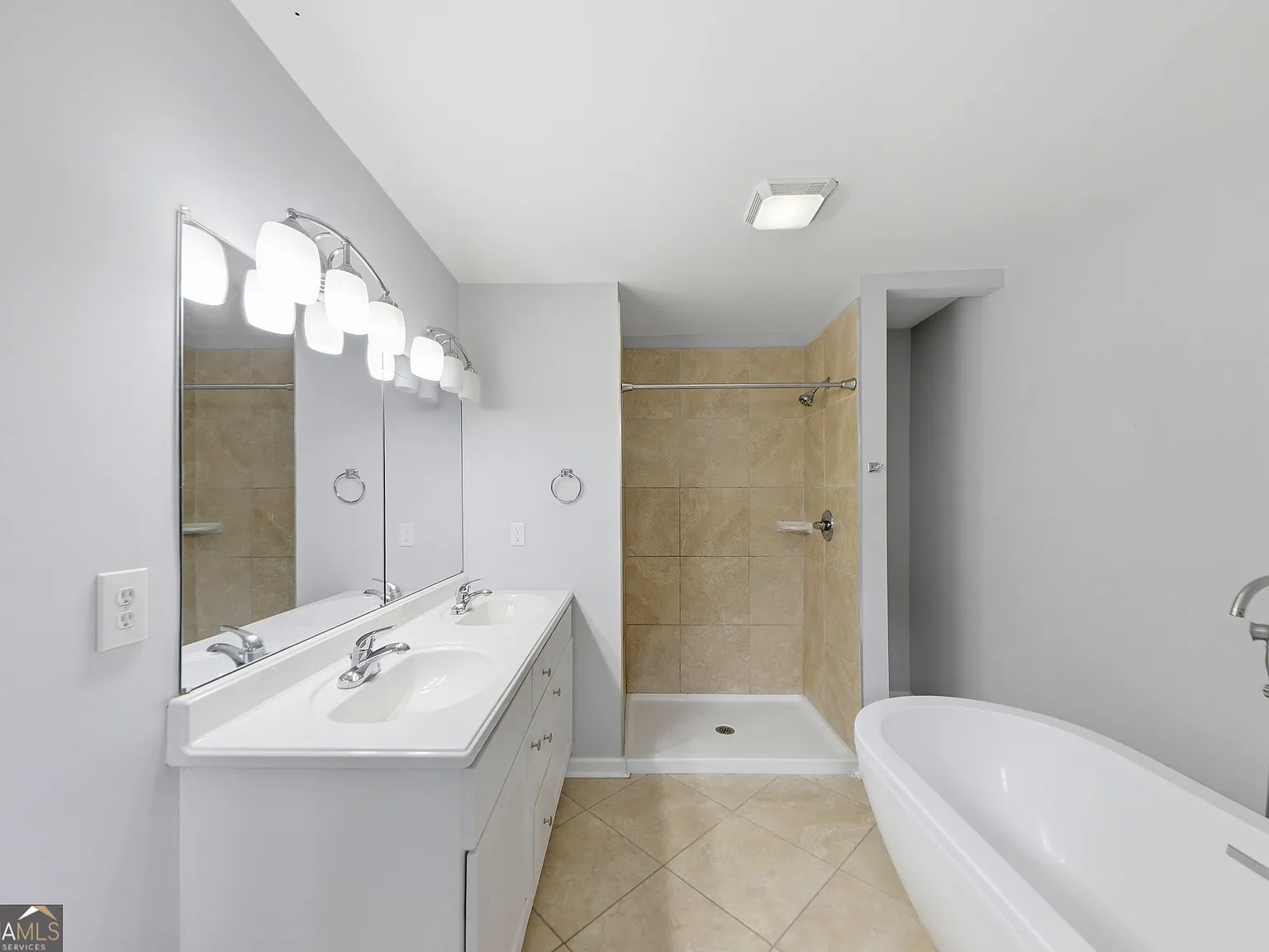 3 bed, 2.0 bath, 1800 sqft, $2,150 — Photo 3