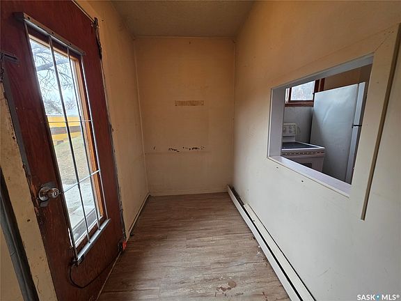 2nd image of 927 North Railway Street E