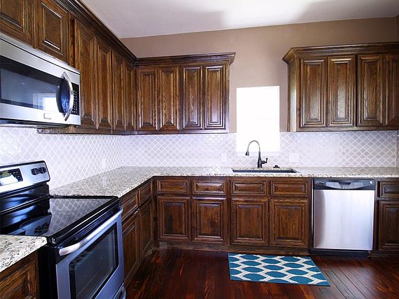 4th image of 2363 W Denman St
